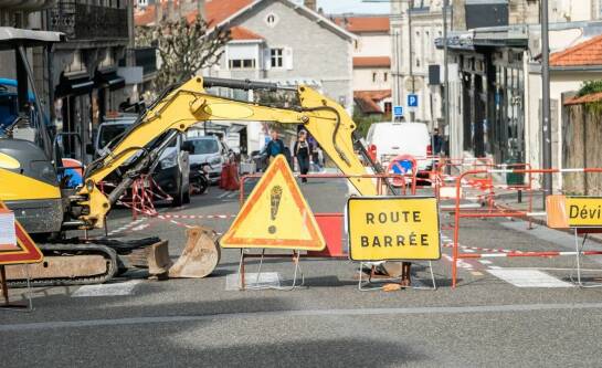 Jakie materiały zapewniają trwałość znaków drogowych?