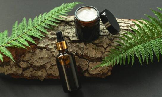 Jakie są korzyści z używania kompaktowych pojemników na kosmetyki kolorowe?