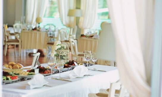 Komfortowe zakwaterowanie dla gości weselnych – co oferuje sala weselna?