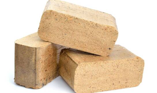 Jakie są najważniejsze aspekty jakościowe brykietu drzewnego do kominka?