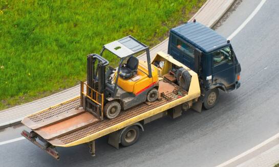 Przewóz aut uszkodzonych – jak zapewnić ich bezpieczny transport na lawecie?