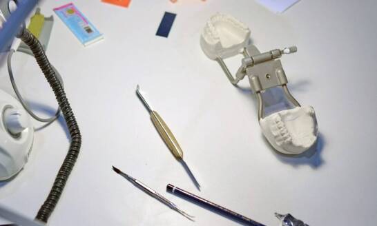 Etapy procesu tworzenia i dopasowania protez zębowych