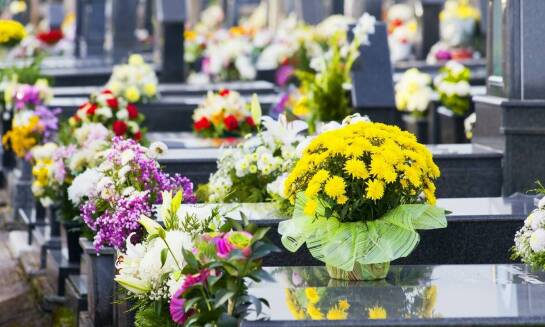 Jakie detale dekoracyjne można dodać do nagrobków z Zakładu kamieniarskiego?