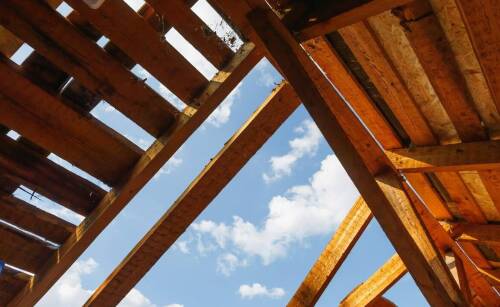 Jakie są zalety stosowania certyfikowanych materiałów do deskowania dachu?