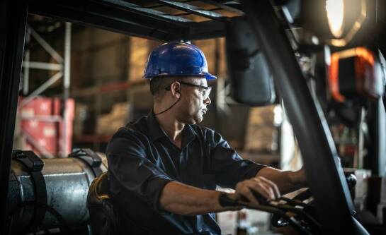 Znaczenie regularnego serwisowania wózków widłowych dla transportu ciężkich kontenerów