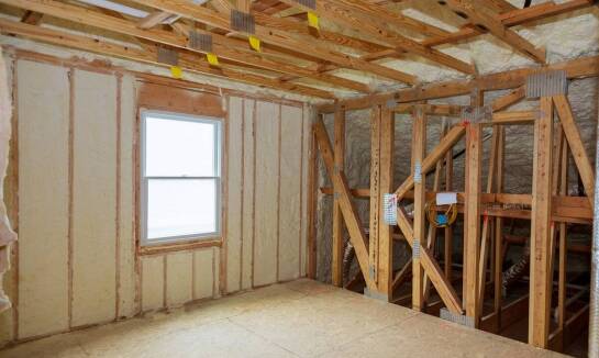 Wpływ izolacji poddasza na długoterminowe koszty utrzymania budynku