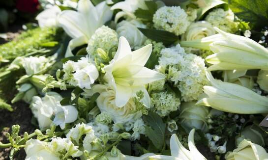 Florystyka pogrzebowa – znaczenie odpowiedniego doboru kwiatów na uroczystości