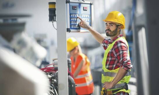 Demontaż maszyn przemysłowych a minimalizacja ryzyka operacyjnego