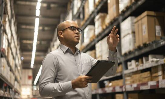 Jak elastyczność przestrzeni magazynowej wspiera procesy związane z pomocą w wysyłaniu paczek?