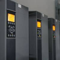 Charakterystyka modułowych zasilaczy UPS