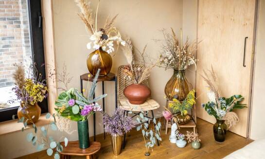 Inspiracje na wykorzystanie osłonek wiklinowych do kwiatów w małych przestrzeniach