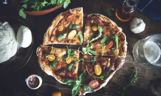 Pizza Tychy: Jak proces dojrzewania ciasta wpływa na smak?