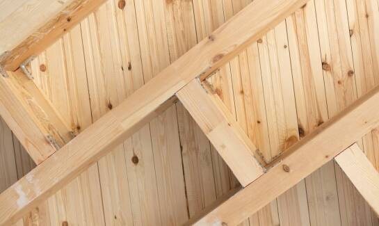 Proces wyboru materiałów do budowy domów drewnianych całorocznych – co warto wiedzieć?