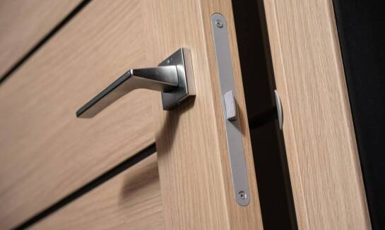 Drzwi pokojowe w aranżacji przestrzeni biurowych – co warto rozważyć?