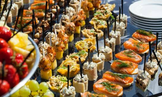 Kanapki koktajlowe - jak łączą tradycję z nowoczesnością?