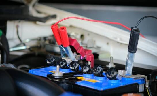 Jakie są najważniejsze cechy akumulatorów o dużej mocy rozruchowej?