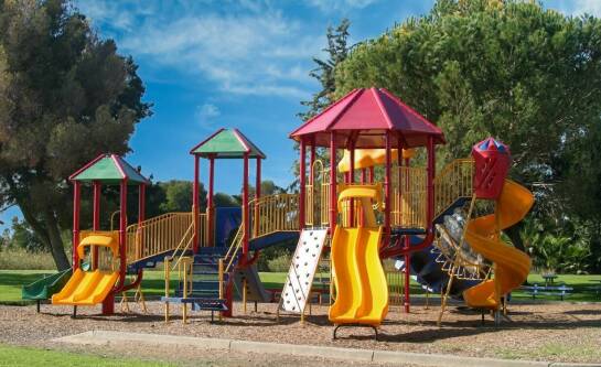 Czym najlepiej wyłożyć plac zabaw?