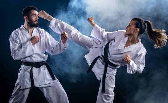 Ile osób gra w siatkówkę plażową?