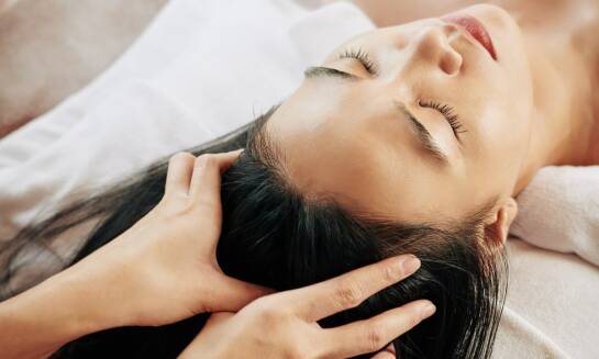 Trychologiczne zabiegi na Mokotowie – jakie korzyści przynoszą skórze głowy?