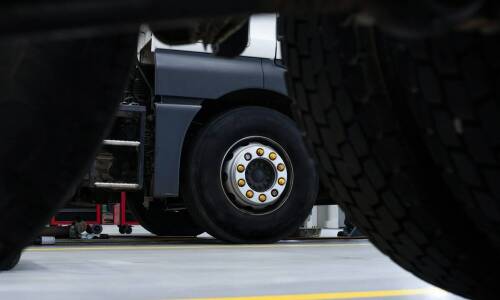 Jakie są innowacyjne rozwiązania w konstrukcji plandekowców do transportu hakowego?