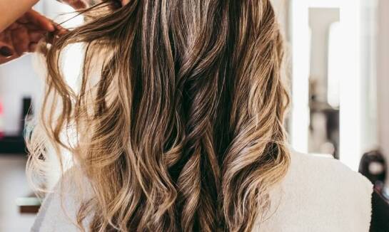 Jak wybrać profesjonalny salon do zabiegu naturalnego przedłużania włosów?