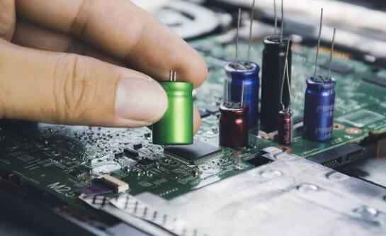 Jakie korzyści przynoszą akumulatory szybkiego wyładowania w kamperach?