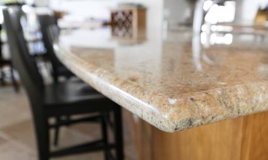 Spiek kwarcowy czy granit co lepiej wybrać na blat wyspy kuchennej? 
