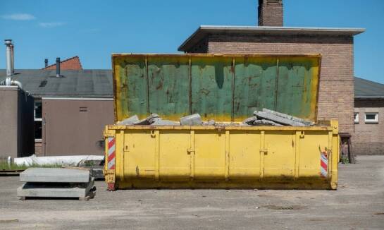 Zalety wynajmu kontenera na gruz w kontekście dużych inwestycji budowlanych