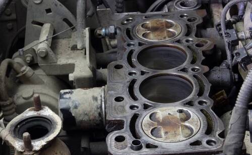 Co może być przyczyną awarii panewek w silniku?