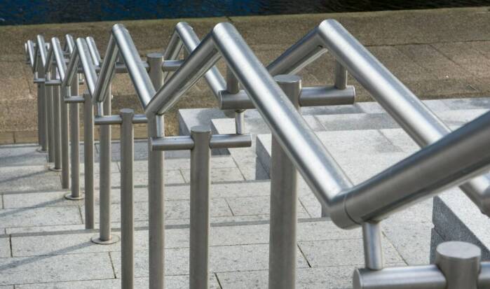 Balustrady ze stali nierdzewnej a bezpieczeństwo dzieci i zwierząt domowych