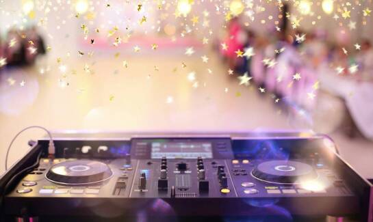 Rola DJ-a w organizacji niezapomnianych urodzin - na co zwrócić uwagę?