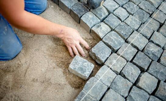 Wpływ maszynowego układania kostki na estetykę przestrzeni zewnętrznej