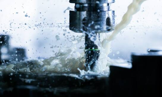 Wpływ technologii CNC na redukcję kosztów cięcia aluminium