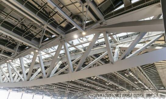 Zastosowanie konstrukcji stalowych w branży handlowej: nowe możliwości