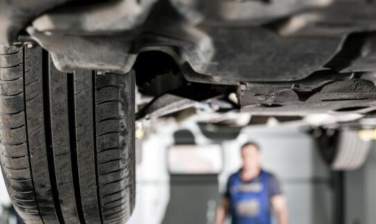 Serwisowanie zawieszenia w samochodach dostawczych: kluczowe aspekty