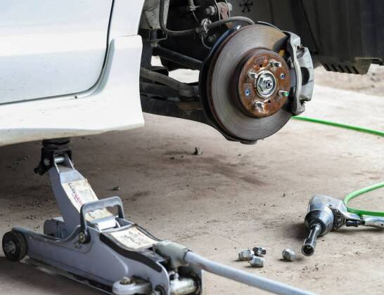 Czym wyróżnia się profesjonalna obsługa układu hamulcowego w autach francuskich?