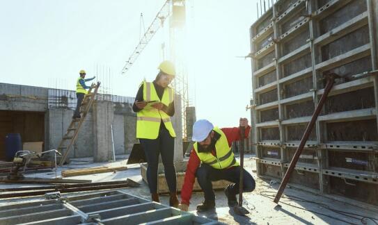 Bluzy robocze odblaskowe – jak wpływają na komfort i efektywność pracy?