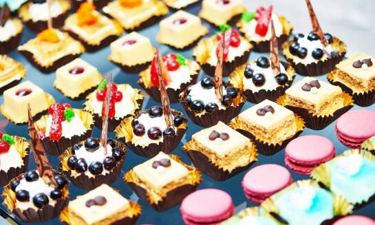 Jak cukiernia tworzy wypieki inspirowane lokalnymi przepisami?