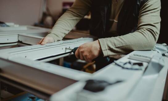 Jakie zabezpieczenia antywłamaniowe można zastosować w oknach drewnianych?