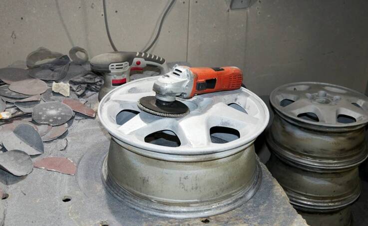 Czym charakteryzują się nowoczesne farby do renowacji felg aluminiowych?