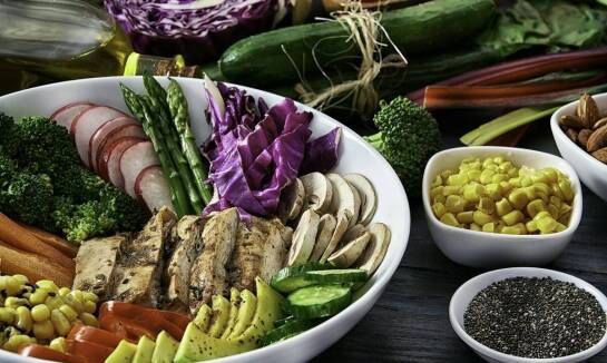 Znaczenie naturalnych składników w cateringu dla dzieci i ich wpływ na zdrowie najmłodszych