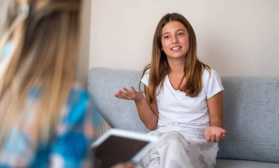 Jak techniki poznawczo-behawioralne pomagają w pracy z nastolatkami?