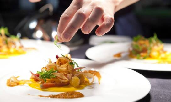 Jak zorganizować przyjęcie okolicznościowe z cateringiem obiadów domowych?