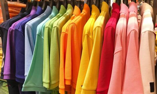 Koszulki sportowe z nadrukiem – jak zadbać o ich długotrwałą jakość?