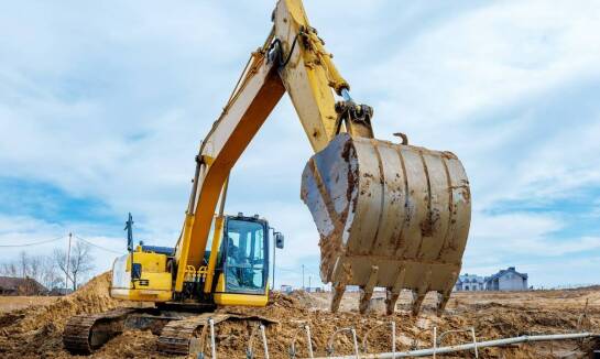 Znaczenie wynajmu koparki w kontekście zakładania zbiorników wodnych i szamb