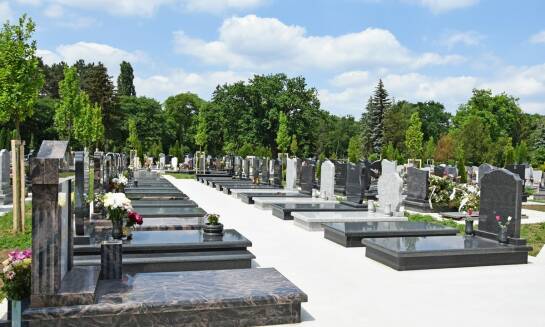 Jak kamieniarz może pomóc w procesie wyboru nagrobka?