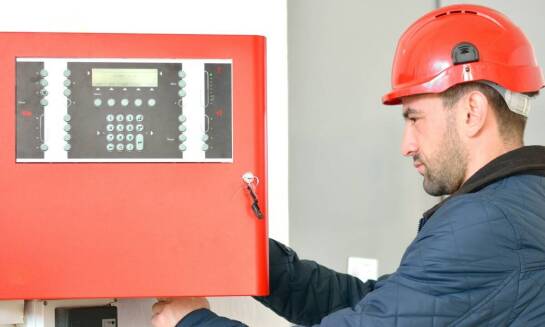 Systemy sygnalizacji pożaru – kluczowe korzyści dla obiektów komercyjnych