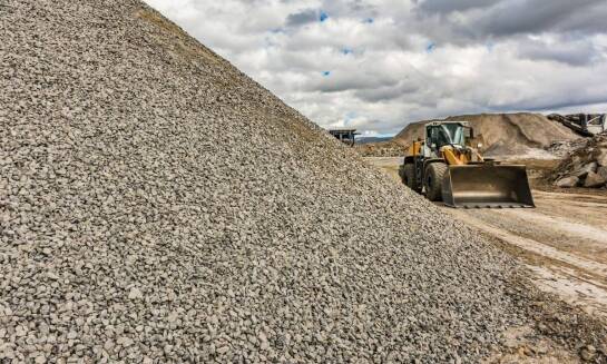 Kruszywo na podbudowę – kluczowe aspekty transportu i składowania