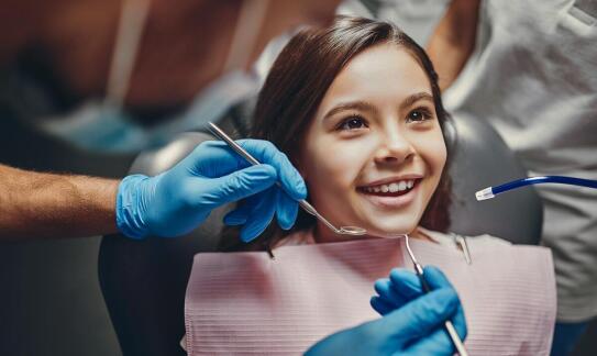 Jak stomatologia zachowawcza wspiera zdrowie zębów mlecznych?