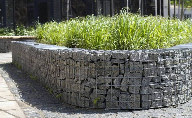 Jakie są wymagania dotyczące podłoża dla balii ogrodowej z piecem na drewno?